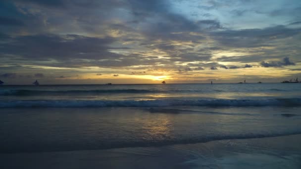 Hermosa puesta de sol sobre el mar. Isla de Boracay Filipinas . — Vídeo de stock