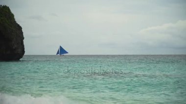 Mavi denizde yelkenli. Filipinler Boracay Adası.