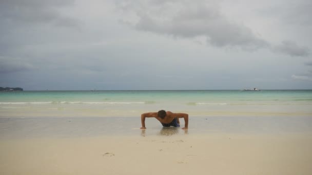 Uomo che fa flessioni sulla spiaggia — Video Stock