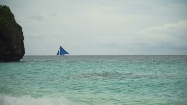 Barco à vela em mar azul. Ilha de Boracay Filipinas. — Vídeo de Stock