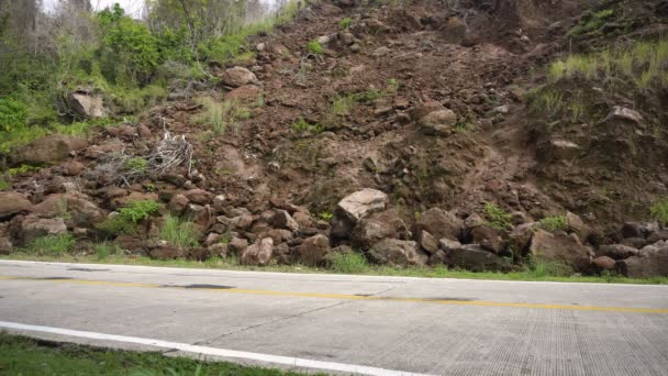 Deslizamiento de tierra en la carretera de montaña.. Camiguin isla Filipinas . — Vídeos de Stock