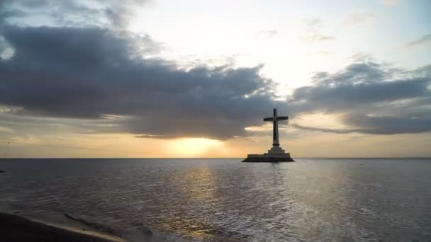 Katolskt kors i havet. — Stockvideo