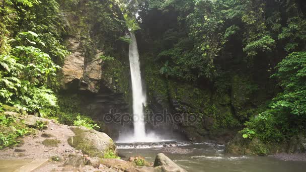 Prachtige tropische waterval. Filippijnen, Camiguin island. — Stockvideo