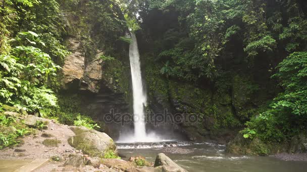 Wunderschöner tropischer Wasserfall. philippinische camiguin-insel. — Stockvideo