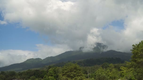 Paisaje de montañas y cielo.Isla de Camiguin . — Vídeos de Stock