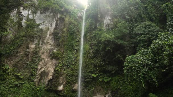 Vackra tropiska vattenfall. Filippinerna Camiguin island. — Stockvideo