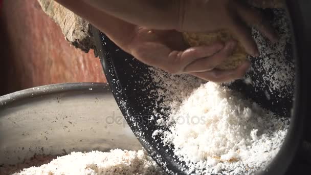 Kvinna utvinning av kokos massa. — Stockvideo