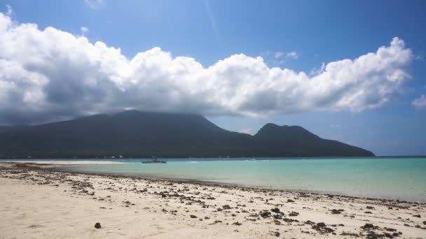 Nádherná pláž na tropickém ostrově. — Stock video