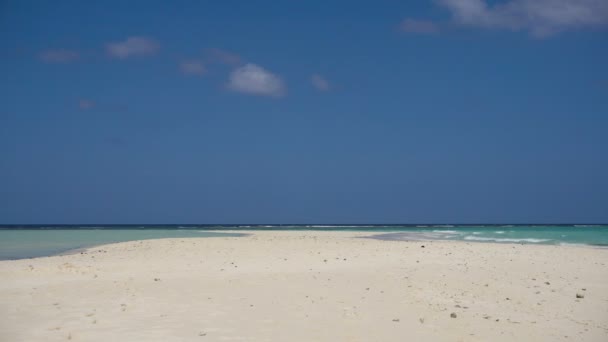 Bela praia na ilha tropical . — Vídeo de Stock