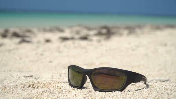 Сонцезахисні окуляри на пляжі — стокове відео