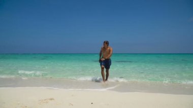 Adam denizden Yüzme sonra geliyor..