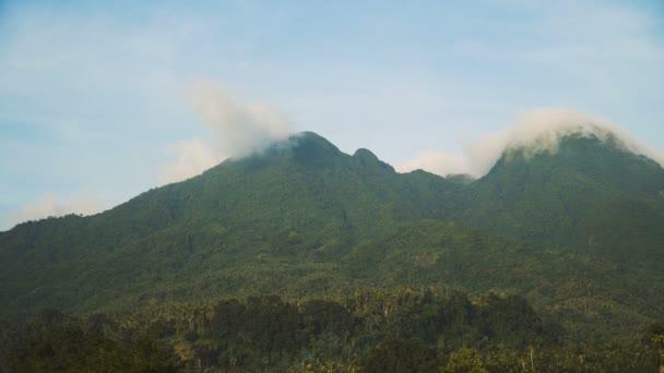 Paysage de montagnes et de ciel.Camiguin île . — Video