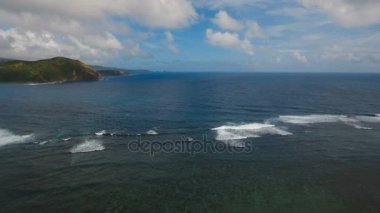 Tropik ada, plaj, kayalar ve dalgalar deniz manzarası. Catanduanes, Filipinler.