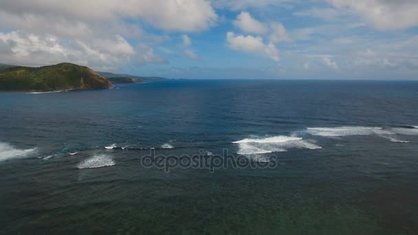 Paysage marin avec île tropicale, plage, rochers et vagues. Catanduanes, Philippines . — Video