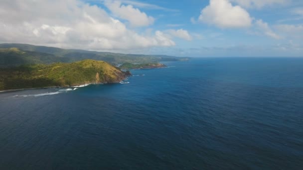 Tropik ada, plaj, kayalar ve dalgalar deniz manzarası. Catanduanes, Filipinler. — Stok video