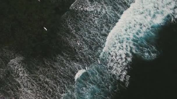 Vue aérienne des surfeurs sur les vagues Catanduanes, Philippines .