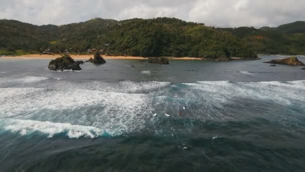 Flygfoto surfare på vågorna. Catanduanes, Filippinerna. — Stockvideo