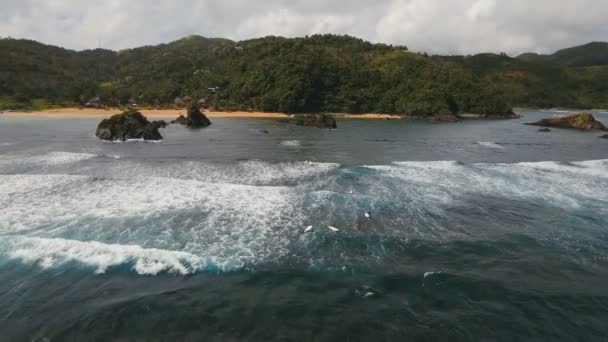 Luchtfoto surfers op de golven. Catanduanes, Luzon. — Stockvideo