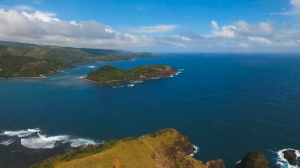 Zeegezicht met tropisch eiland, strand, rotsen en golven. Catanduanes, Luzon. — Stockvideo