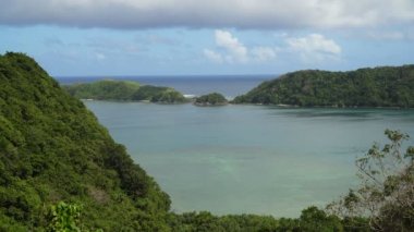 Tropikal lagün, deniz, plaj. Tropik ada. Catanduanes, Filipinler.