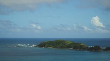 Tropikal lagün, deniz, plaj. Tropik ada. Catanduanes, Filipinler.