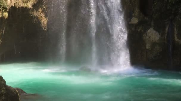 Hermosa cascada tropical. Filipinas Isla de Cebú . — Vídeos de Stock