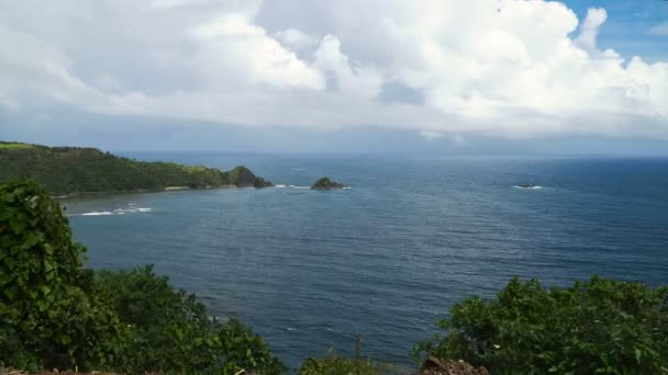 Paisaje marino con isla tropical, playa, rocas y olas. Catanduanes, Filipinas . — Vídeos de Stock