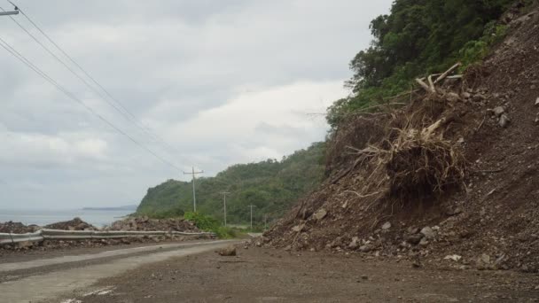Landslide na estrada da montanha.. Ilha de Camiguin Filipinas . — Vídeo de Stock