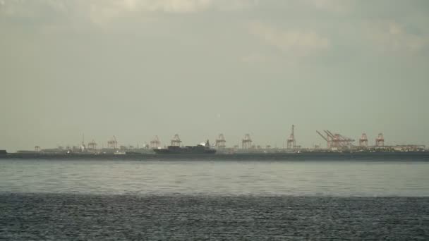 Buque de carga navega en el mar. Filipinas, Manila . — Vídeos de Stock