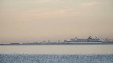 Gün batımında cruise gemi denizde.