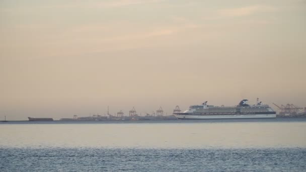 Круизный корабль в море на закате . — стоковое видео