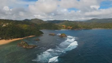 Tropik ada, plaj, kayalar ve dalgalar deniz manzarası. Catanduanes, Filipinler.