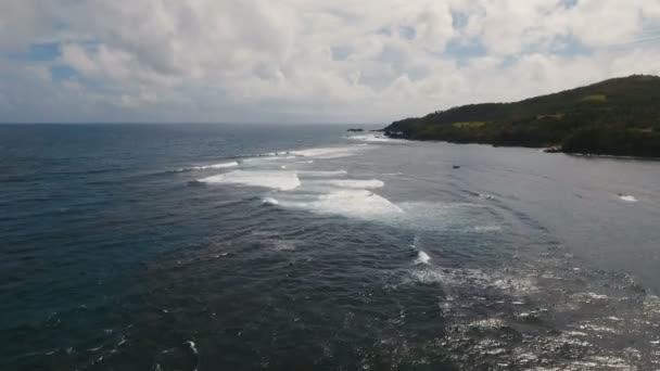 Paysage marin avec île tropicale, plage, rochers et vagues. Catanduanes, Philippines . — Video