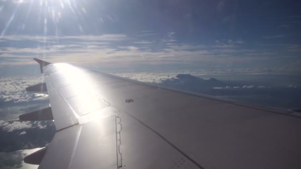 Blick aus dem Flugzeugfenster auf die Berge. — Stockvideo