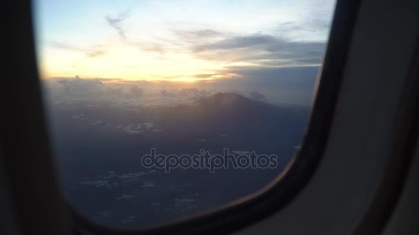 View from an airplane window on the mountains. — Stock Video