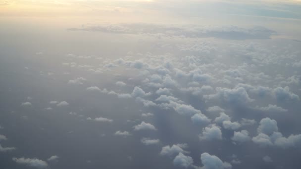 Vue depuis une fenêtre d'avion sur l'océan. — Video
