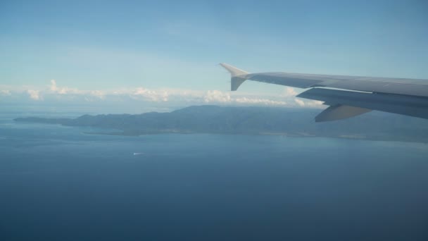 Utsikt från ett fönster med flygplan på bergen och havet. — Stockvideo