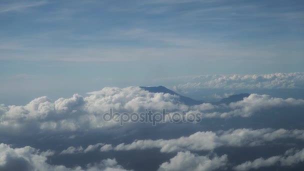 Widok z okna samolotu w górach. — Wideo stockowe