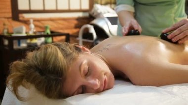 kadın ile sıcak taş spa salon içinde