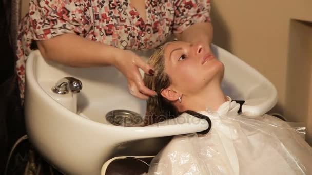 Lavaggio di capelli a un salone di parrucchiere , — Video Stock