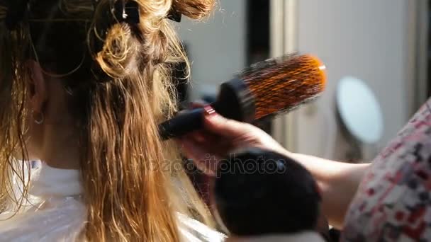 Coiffeur femme sèche le sèche-cheveux — Video