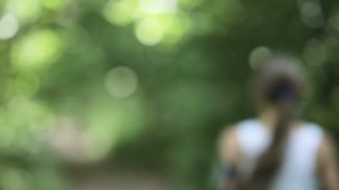 Bir alandaki yolda kız çalışır.