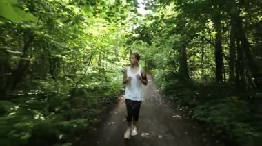 Bir alandaki yolda kız çalışır.