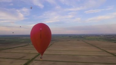 Sıcak hava balonu gökyüzüne bir alanın üzerinde. Havadan görünümü