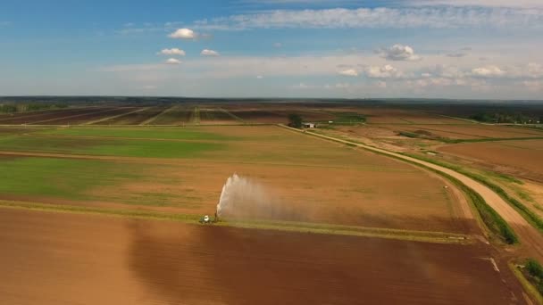 Zicht vanuit de lucht: Irrigatiesysteem dat een landbouwveld besproeit. — Stockvideo