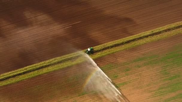 空中ビュー:灌漑システムは、農場のフィールドに散水. — ストック動画