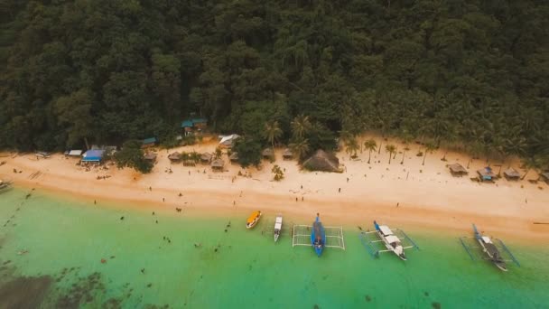 Пляж с лодками, вид с воздуха. Тропический остров . — стоковое видео