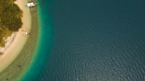 Tropisk strand med båtar, Flygfoto. Tropisk ö. — Stockvideo