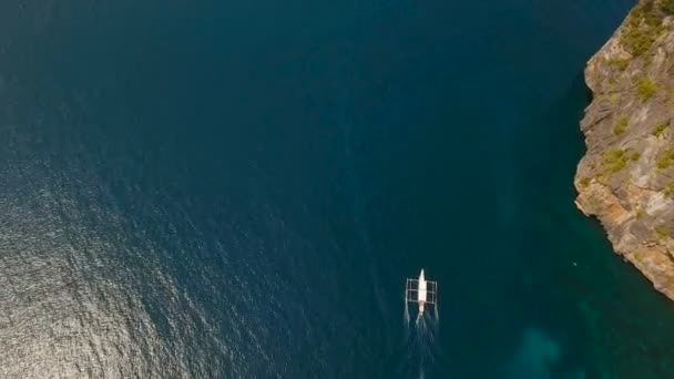 Motorboot op de zee, luchtfoto. — Stockvideo