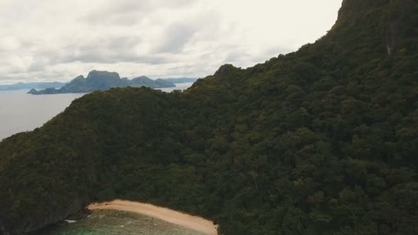 Praia tropical, vista aérea. Ilha tropical . — Vídeo de Stock